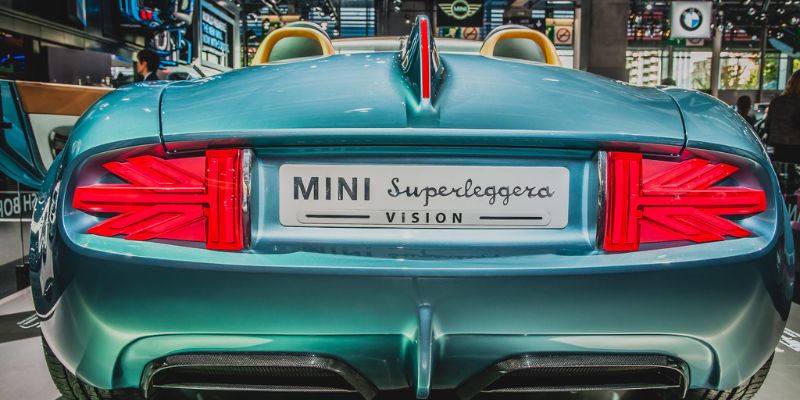Modelos de automóviles futuristas y estudios geniales.